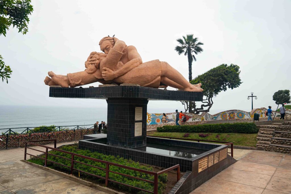 lover's statue in parque del amor